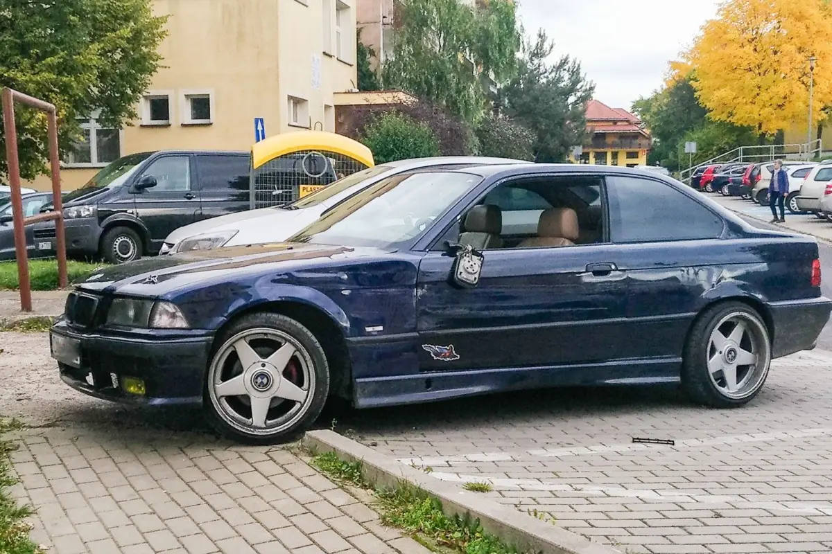 Porzucone przez uciekinierów granatowe auto marki BMW