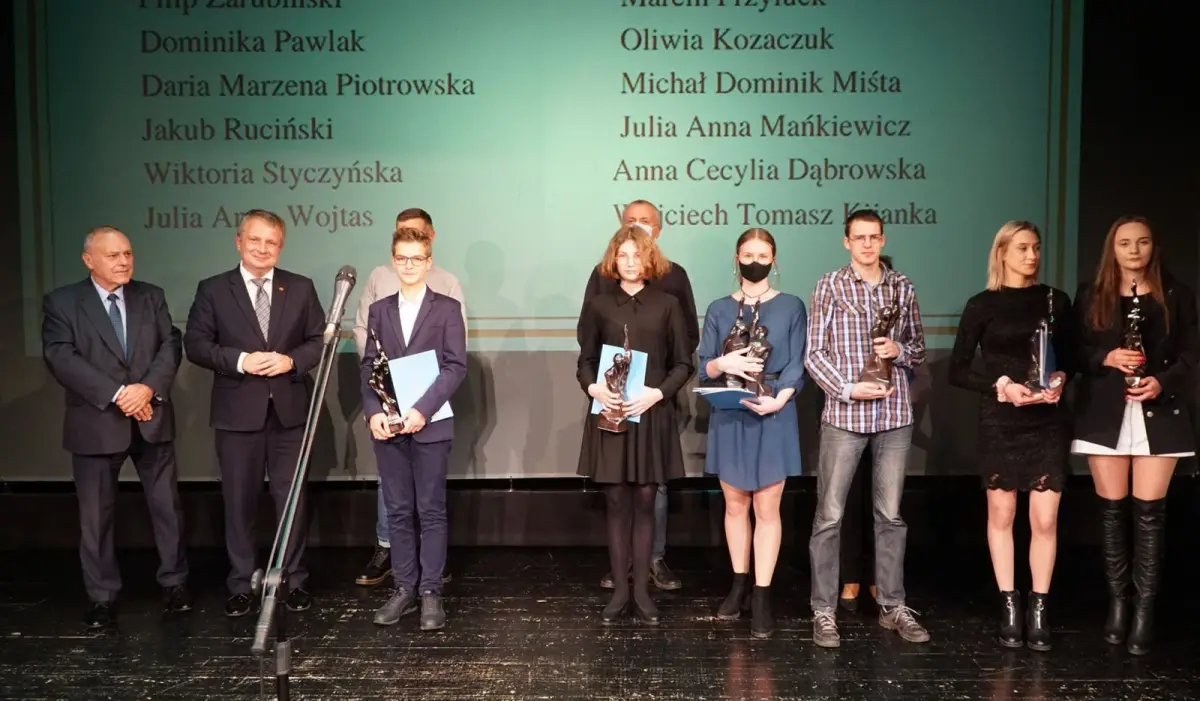 Najzdolniejsi uczniowie w powiecie uhonorowani. Gala „Zdolny Powiat” za nami