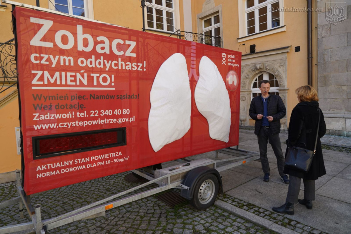Smogowe płuca na bolesławieckim Rynku