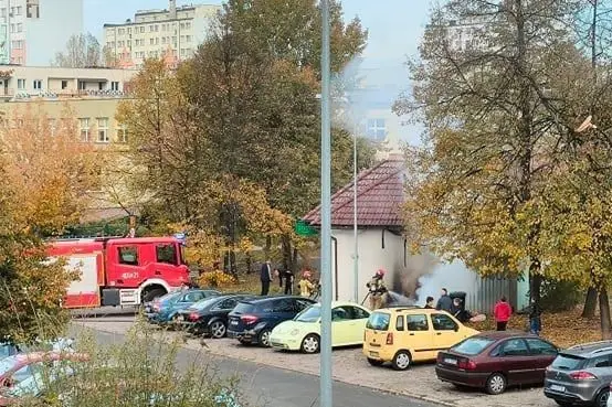 Strażacy gaszą pożar śmieci przy Żabce na ulicy Jana Pawła II