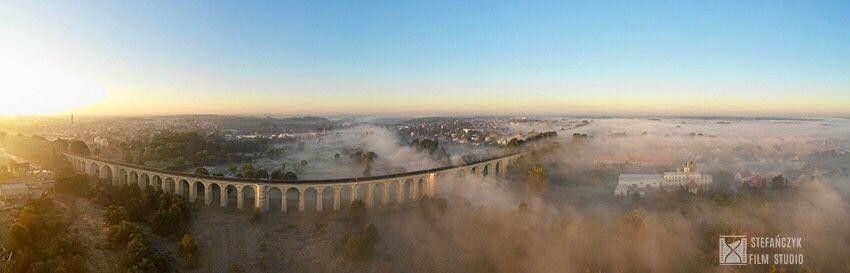 Bolesławiecki wiadukt kolejowy we mgle