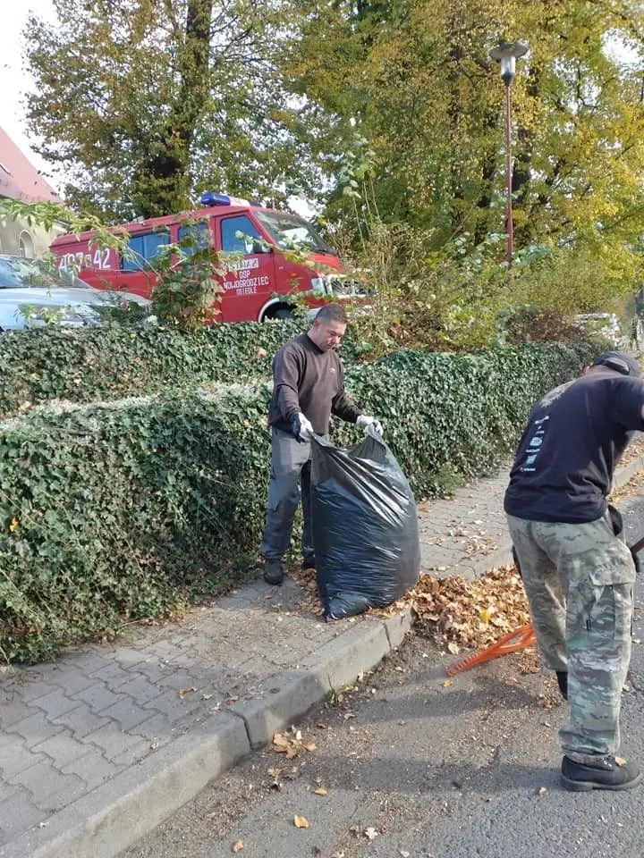 Akcja sprzątania cmentarza