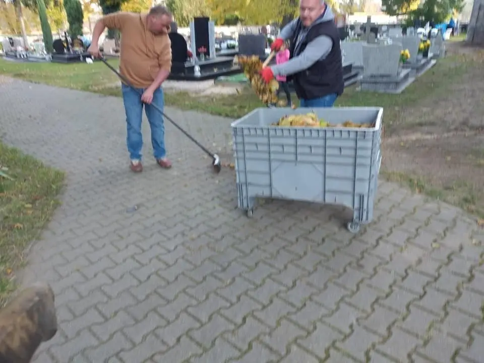Akcja sprzątania cmentarza