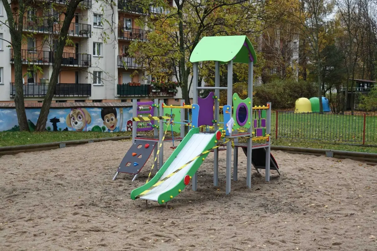 Nowe urządzenia na przedszkolnych placach zabaw w Bolesławcu