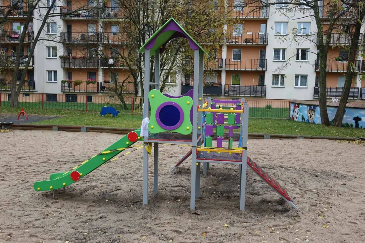 Nowe urządzenia na przedszkolnych placach zabaw w Bolesławcu