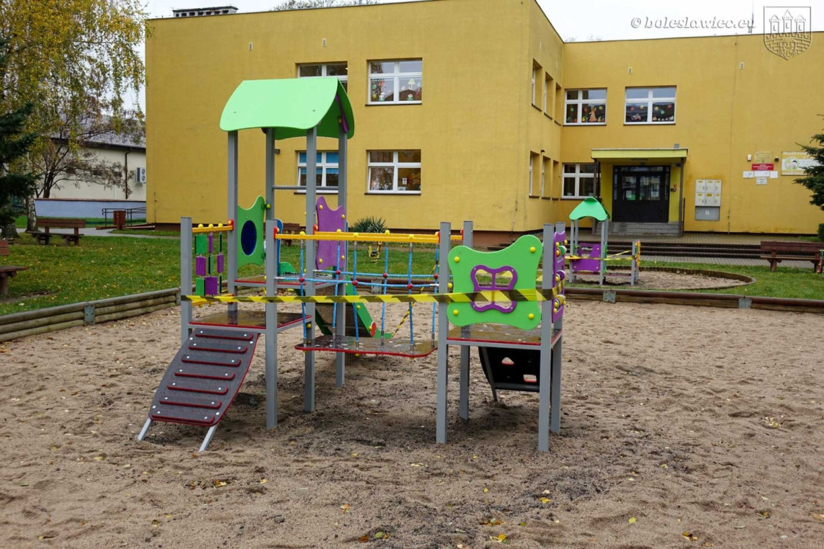 Nowe urządzenia na przedszkolnych placach zabaw w Bolesławcu