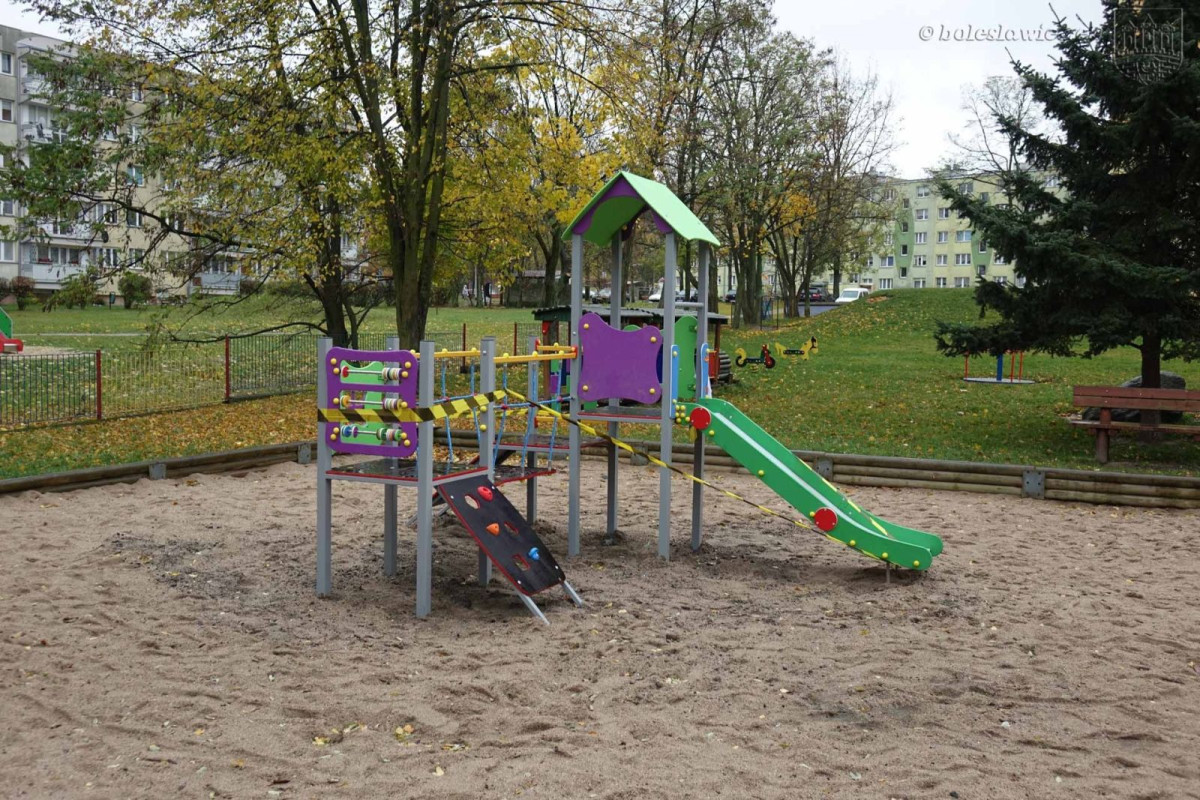 Nowe urządzenia na przedszkolnych placach zabaw w Bolesławcu