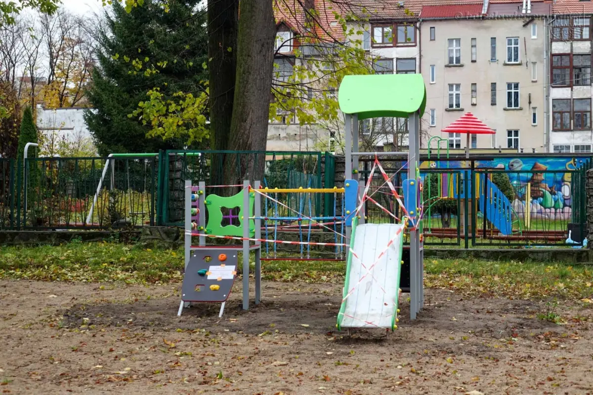 Nowe urządzenia na przedszkolnych placach zabaw w Bolesławcu