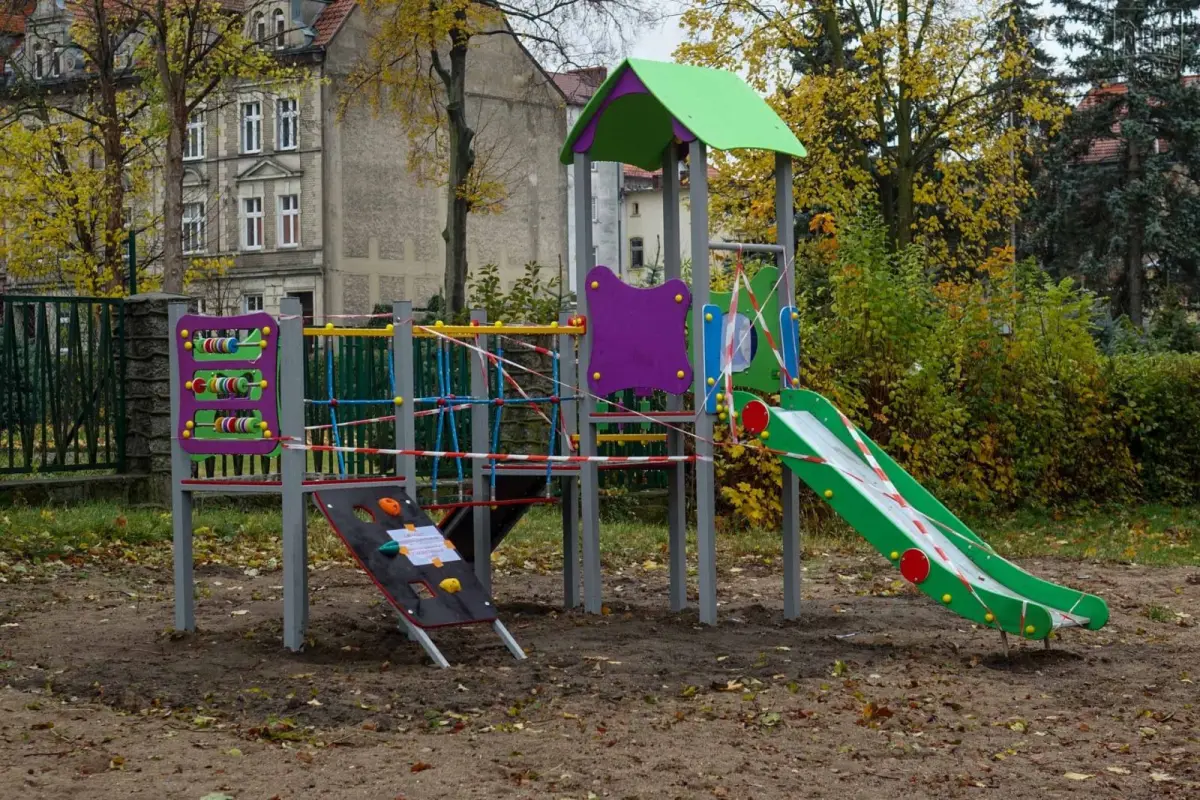 Nowe urządzenia na przedszkolnych placach zabaw w Bolesławcu