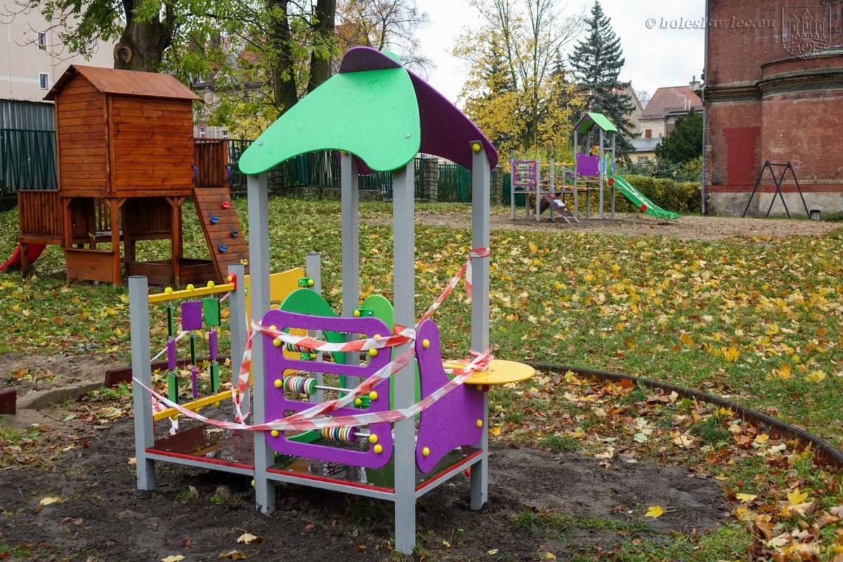 Nowe urządzenia na przedszkolnych placach zabaw w Bolesławcu