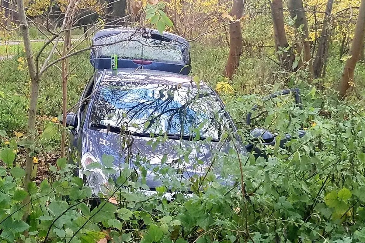 Opel wypadł z drogi koło klubu Imperium
