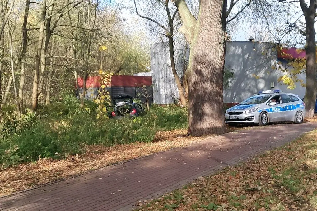 Opel wypadł z drogi koło klubu Imperium