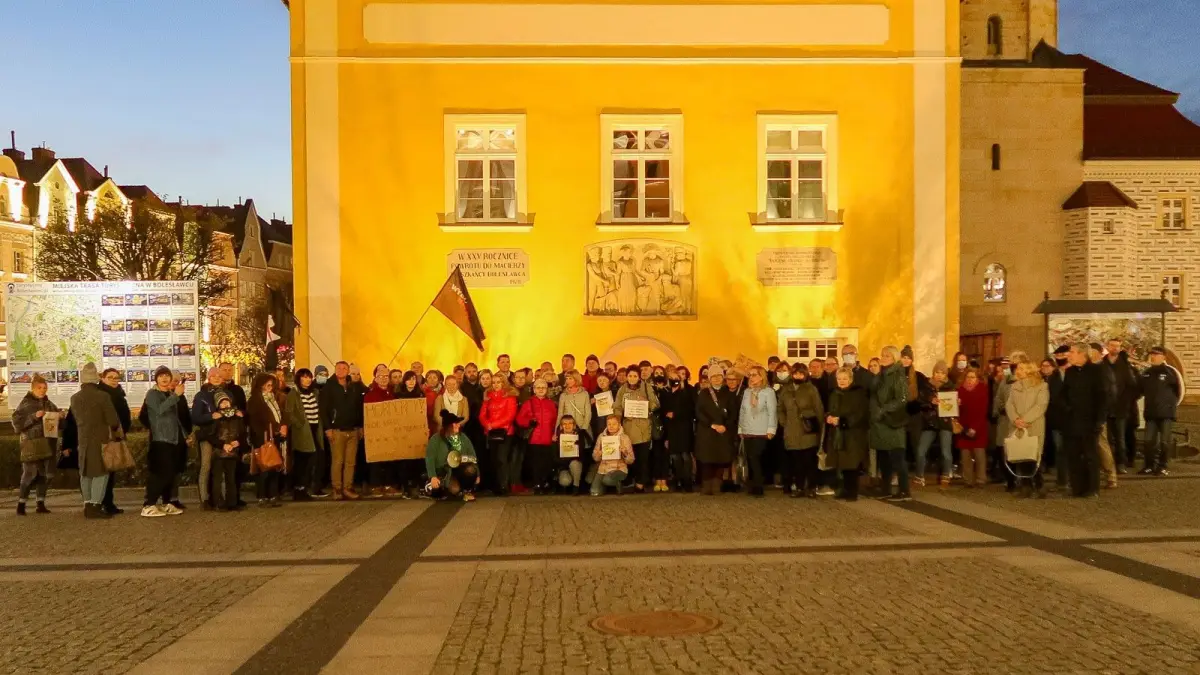Ludzie biorący udział w proteście „Ani Jednej Więcej" w Bolesławcu