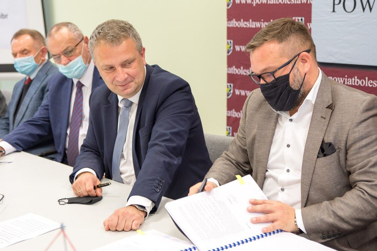 Uroczyste podpisanie umowy w Starostwie Powiatowym w Bolesławcu