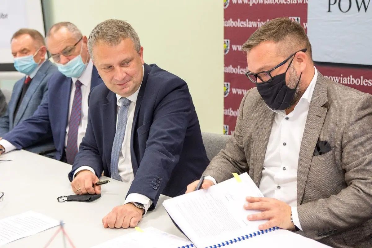 Uroczyste podpisanie umowy w Starostwie Powiatowym w Bolesławcu