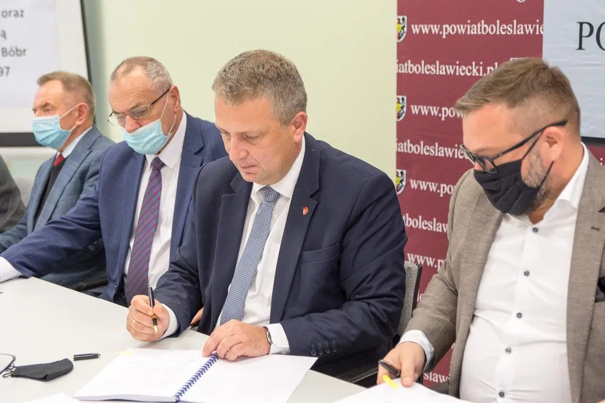 Uroczyste podpisanie umowy w Starostwie Powiatowym w Bolesławcu
