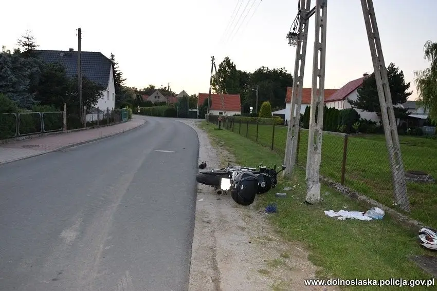 Motocykl i miejsce kolizji