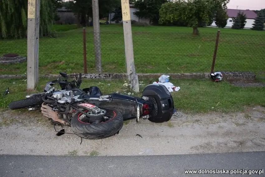 Motocykl i miejsce kolizji