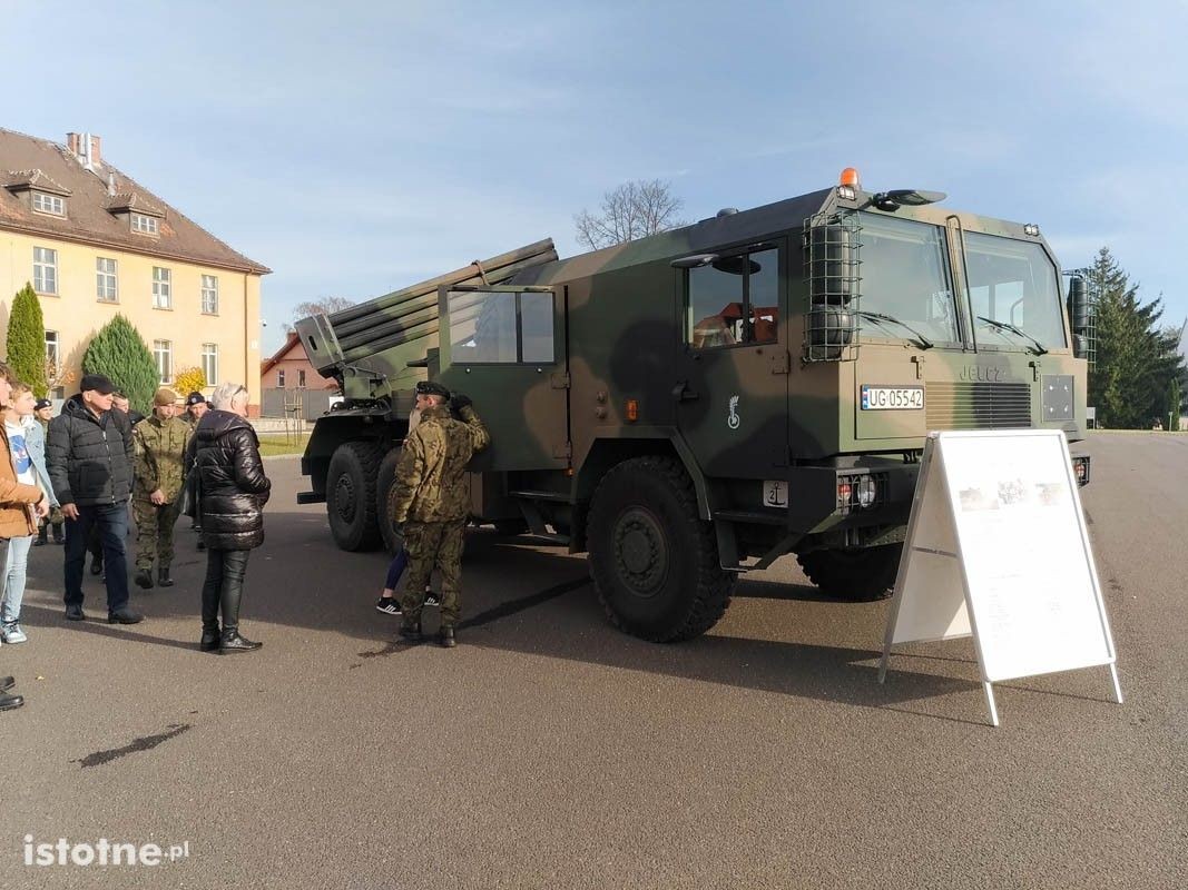 Pokaz sprzętu wojskowego w bolesławieckich koszarach