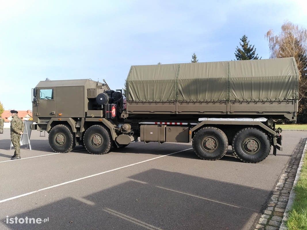 Pokaz sprzętu wojskowego w bolesławieckich koszarach