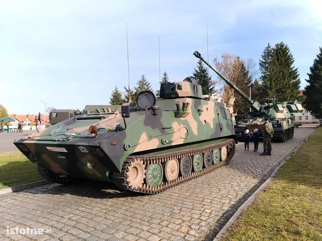 Pokaz sprzętu wojskowego w bolesławieckich koszarach