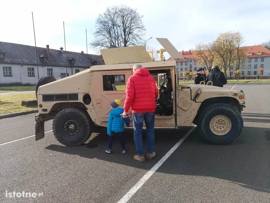 Pokaz sprzętu wojskowego w bolesławieckich koszarach