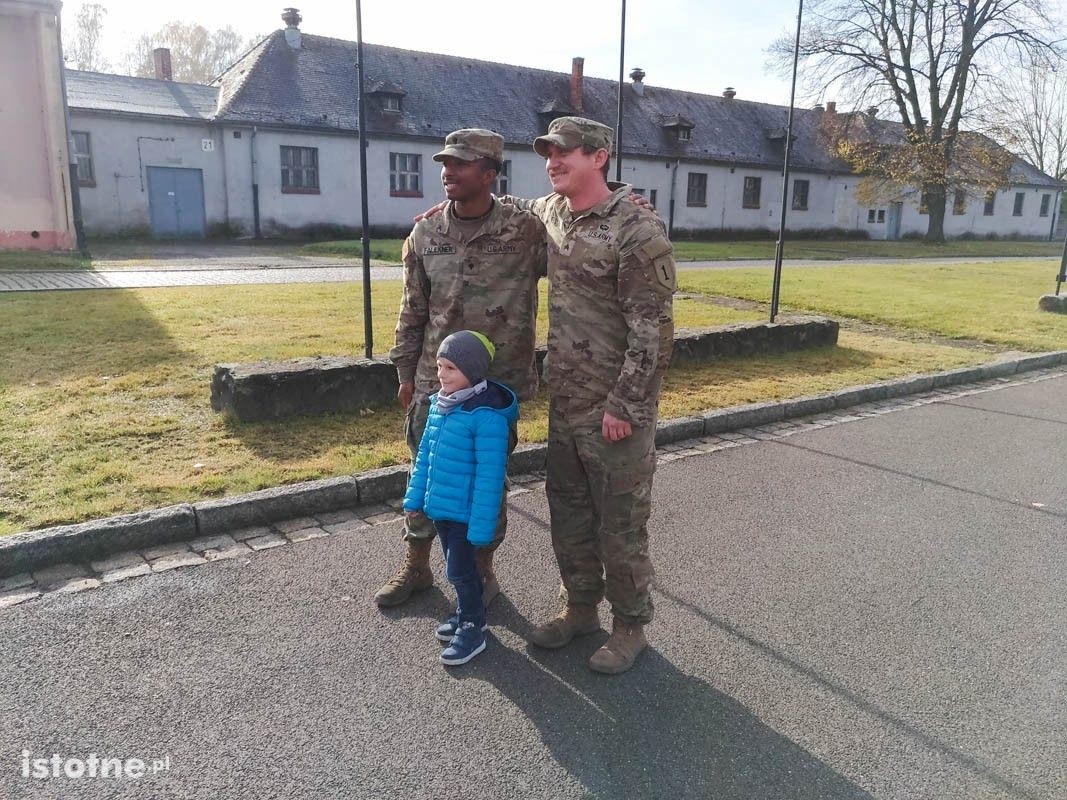 Pokaz sprzętu wojskowego w bolesławieckich koszarach