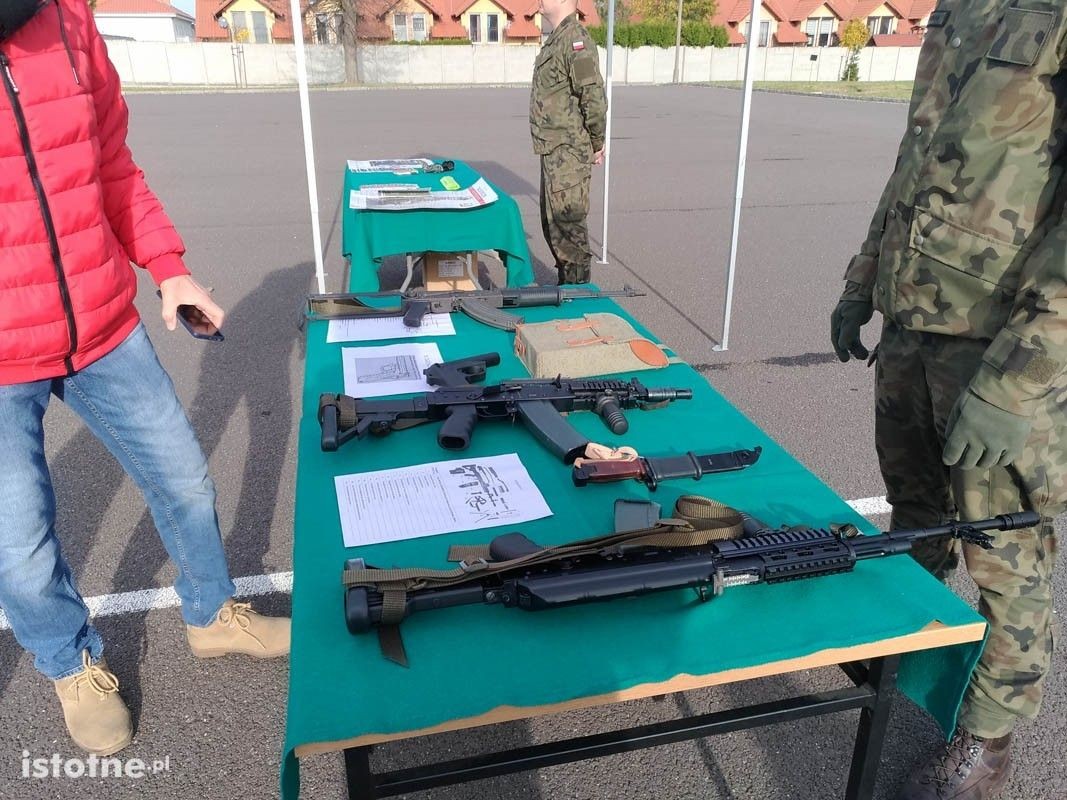 Pokaz sprzętu wojskowego w bolesławieckich koszarach