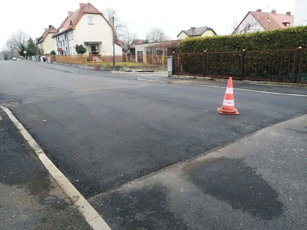 Progi zwalniające przy ulicach Łasicka i Żeromskiego