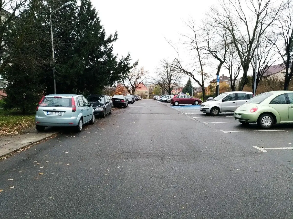 Osiedlowa ulica Kosiby w Bolesławcu