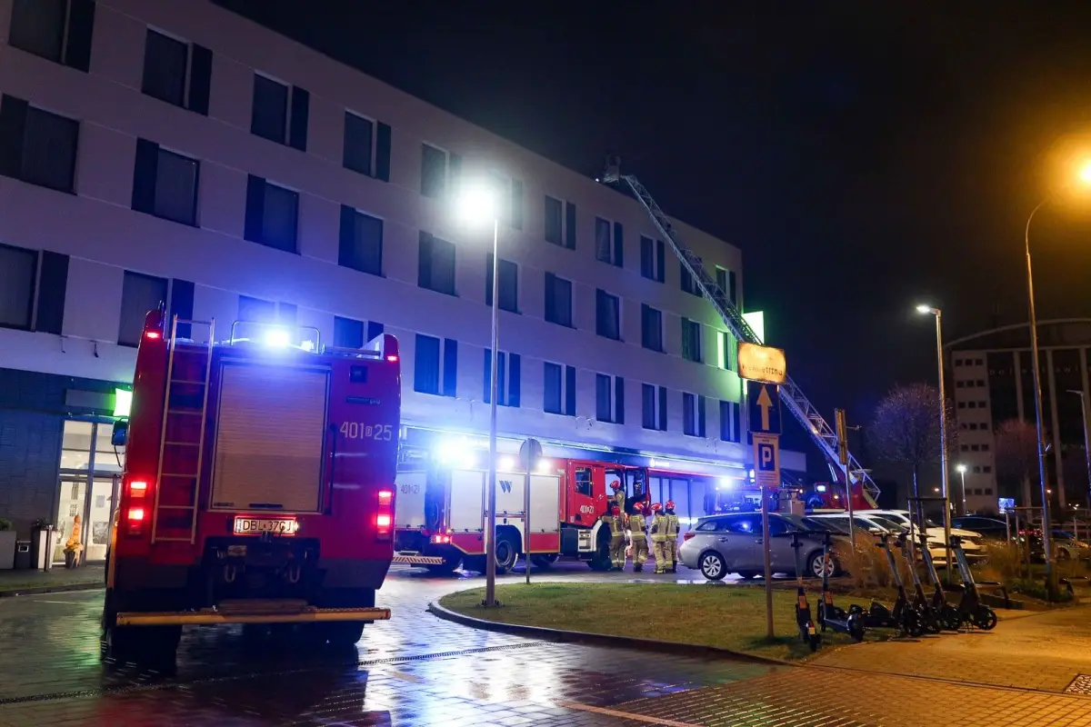 Nocna akcja strażaków przy hotelu Ibis
