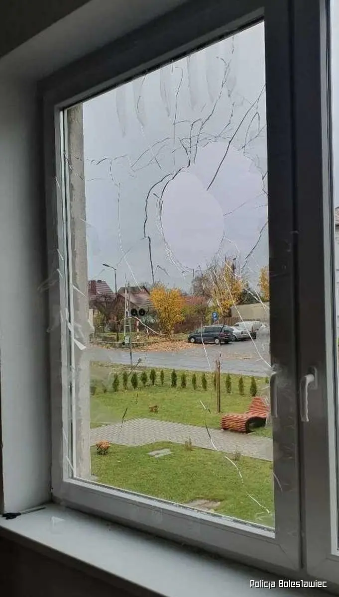 Wybita szyba w oknie gminnego budynku