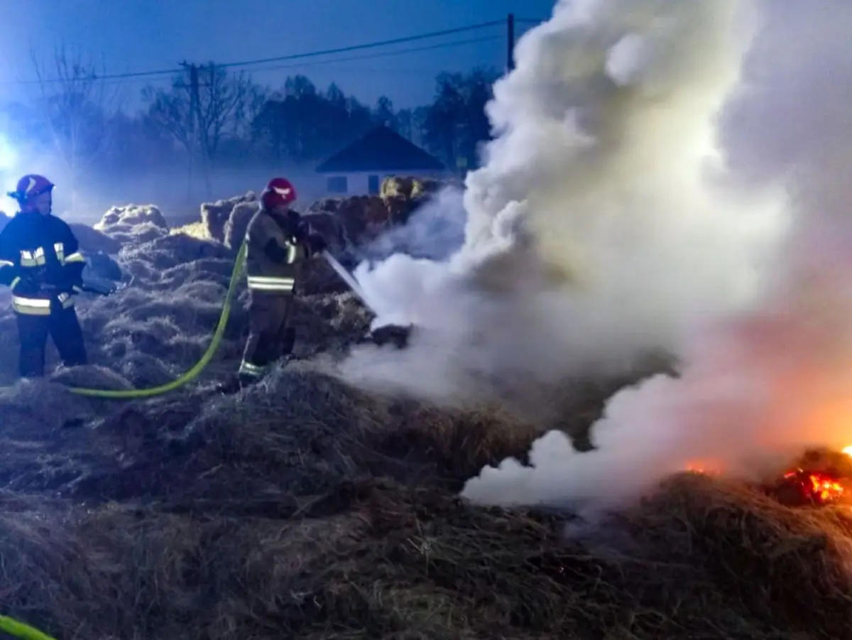 Pożar balotów siana w Gromadce