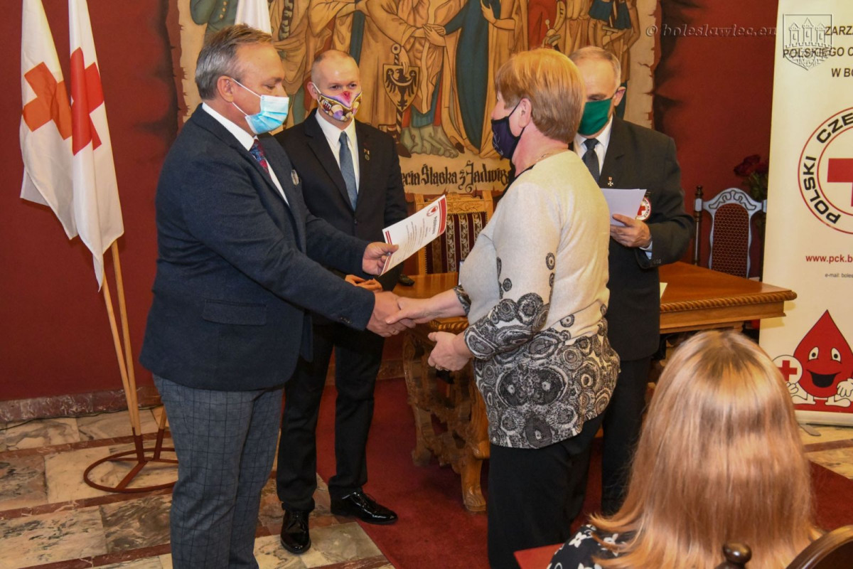 Honorowi dawcy krwi z Bolesławca docenieni przez ministra zdrowia
