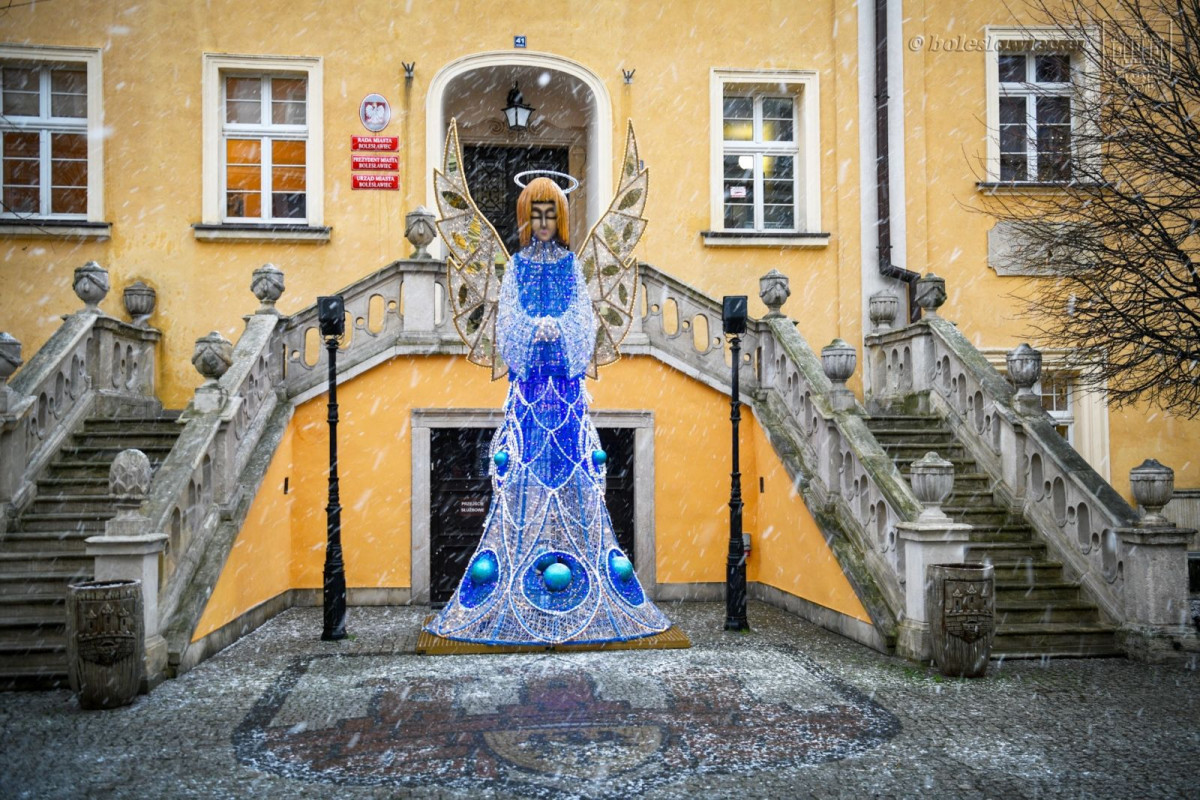 Kolejne świąteczne ozdoby na bolesławieckim rynku