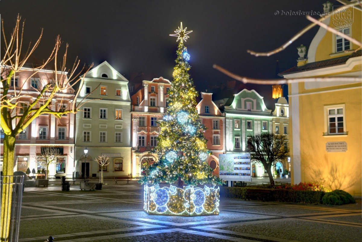Kolejne świąteczne ozdoby na bolesławieckim rynku