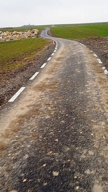 Zabłocona droga w Raciborowicach Górnych