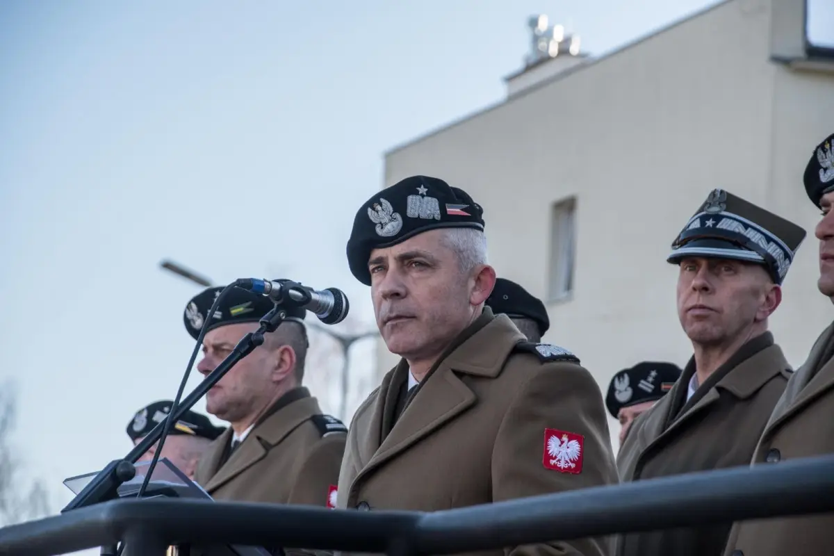 Przekazanie sztandaru w 10 Brygadzie Kawalerii Pancernej w Świętoszowie