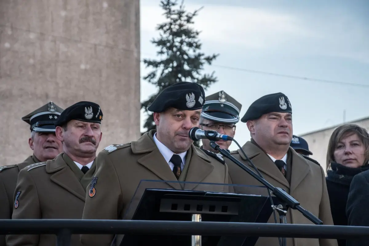 Przekazanie sztandaru w 10 Brygadzie Kawalerii Pancernej w Świętoszowie
