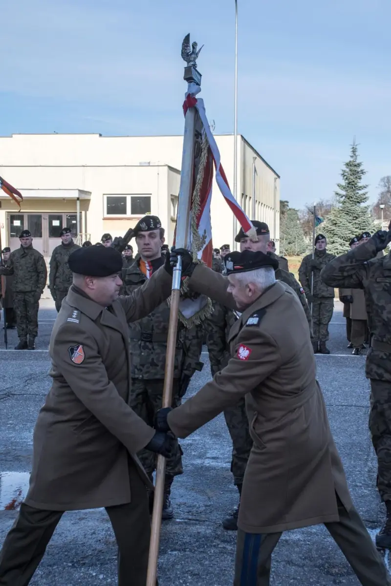 Przekazanie sztandaru w 10 Brygadzie Kawalerii Pancernej w Świętoszowie