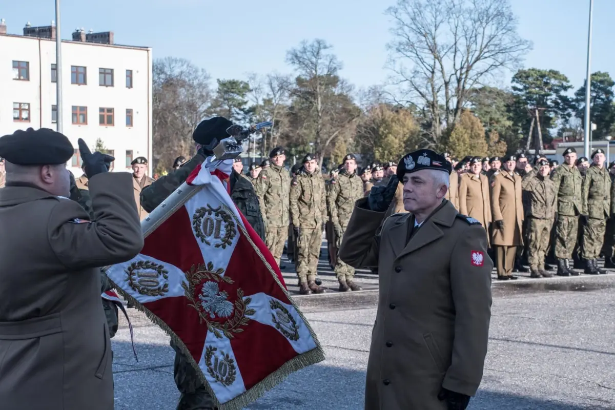 Przekazanie sztandaru w 10 Brygadzie Kawalerii Pancernej w Świętoszowie