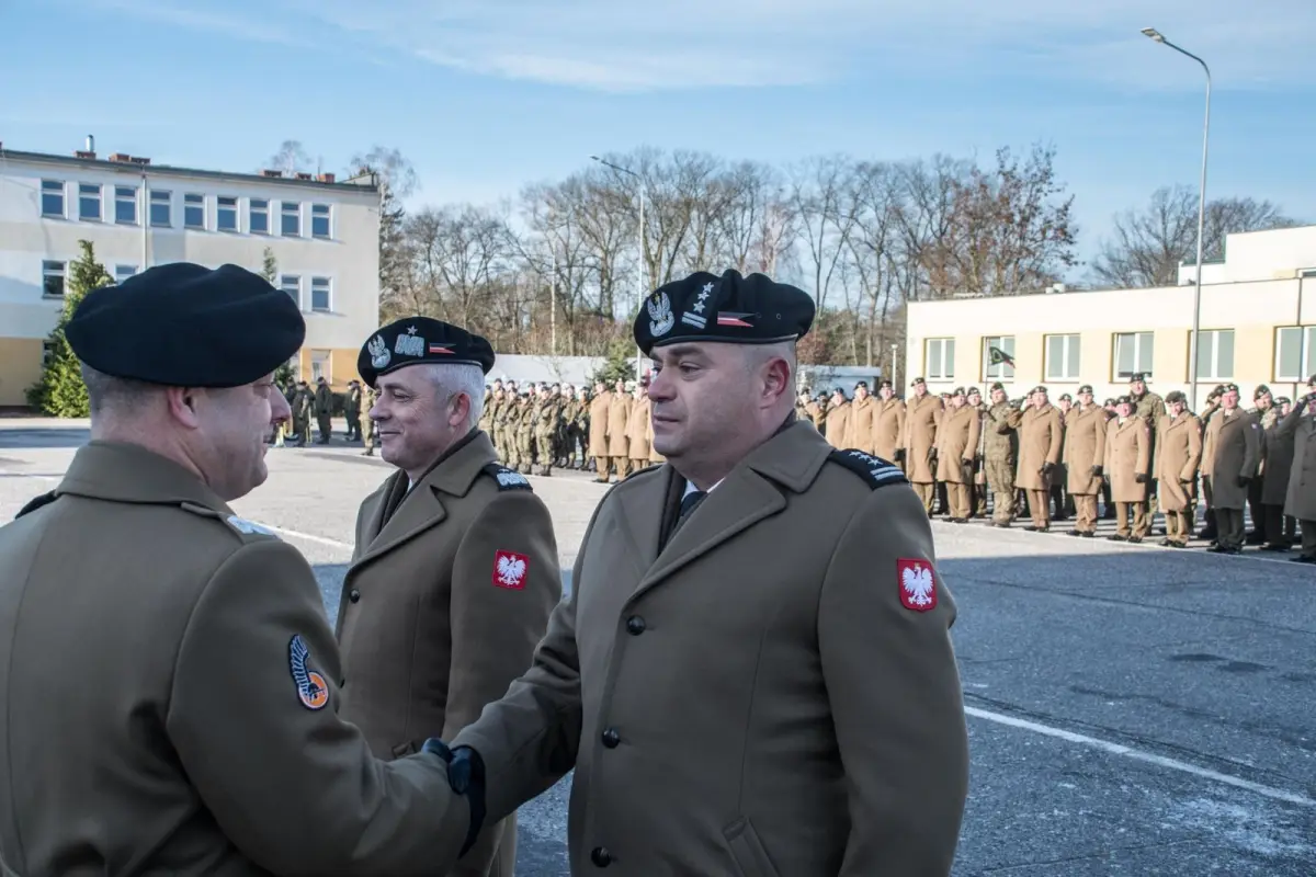 Przekazanie sztandaru w 10 Brygadzie Kawalerii Pancernej w Świętoszowie