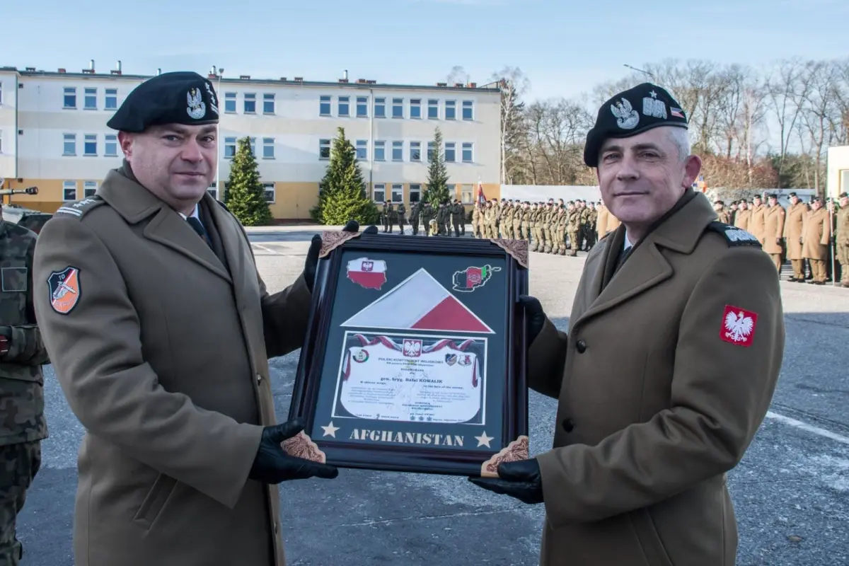 Przekazanie sztandaru w 10 Brygadzie Kawalerii Pancernej w Świętoszowie