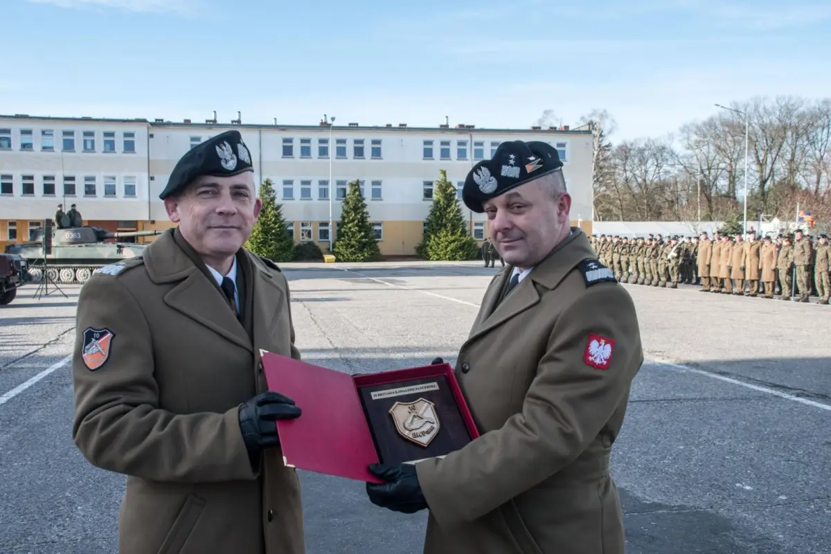 Przekazanie sztandaru w 10 Brygadzie Kawalerii Pancernej w Świętoszowie