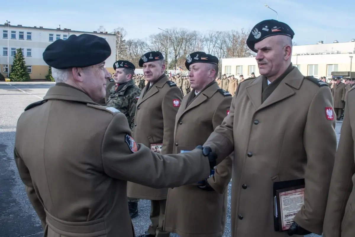 Przekazanie sztandaru w 10 Brygadzie Kawalerii Pancernej w Świętoszowie