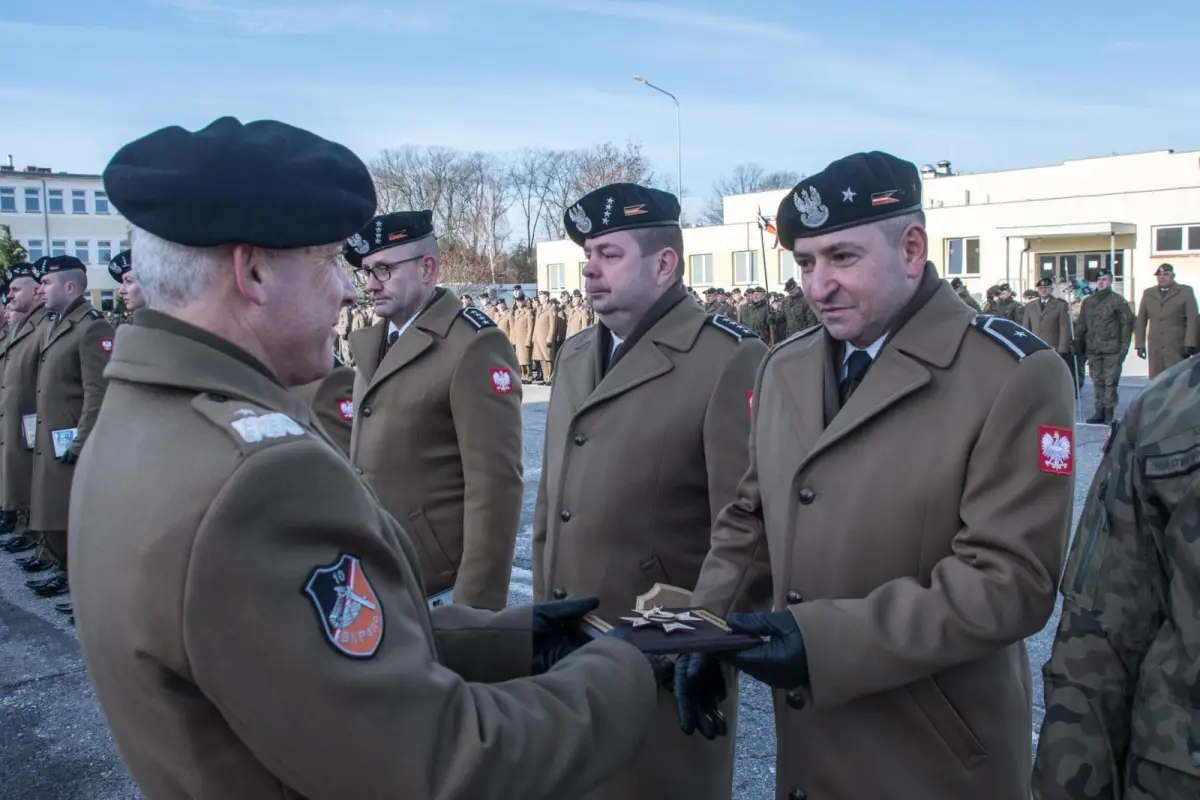 Przekazanie sztandaru w 10 Brygadzie Kawalerii Pancernej w Świętoszowie