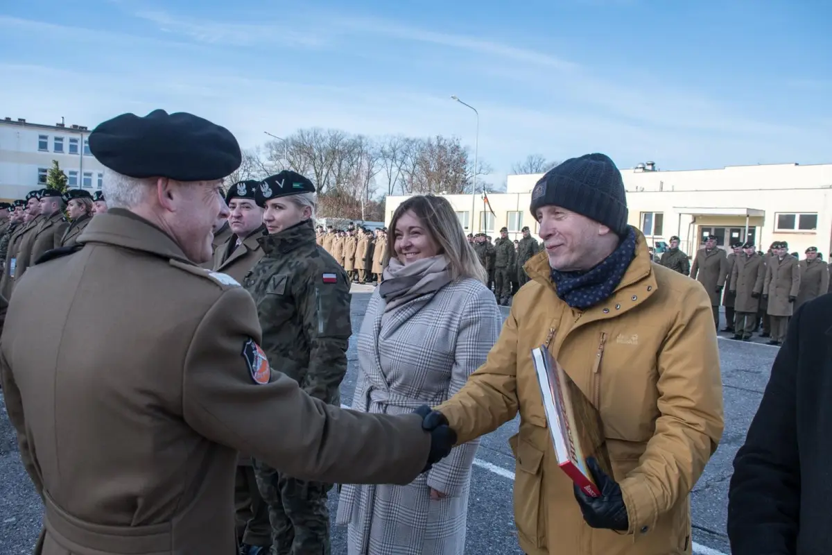 Przekazanie sztandaru w 10 Brygadzie Kawalerii Pancernej w Świętoszowie