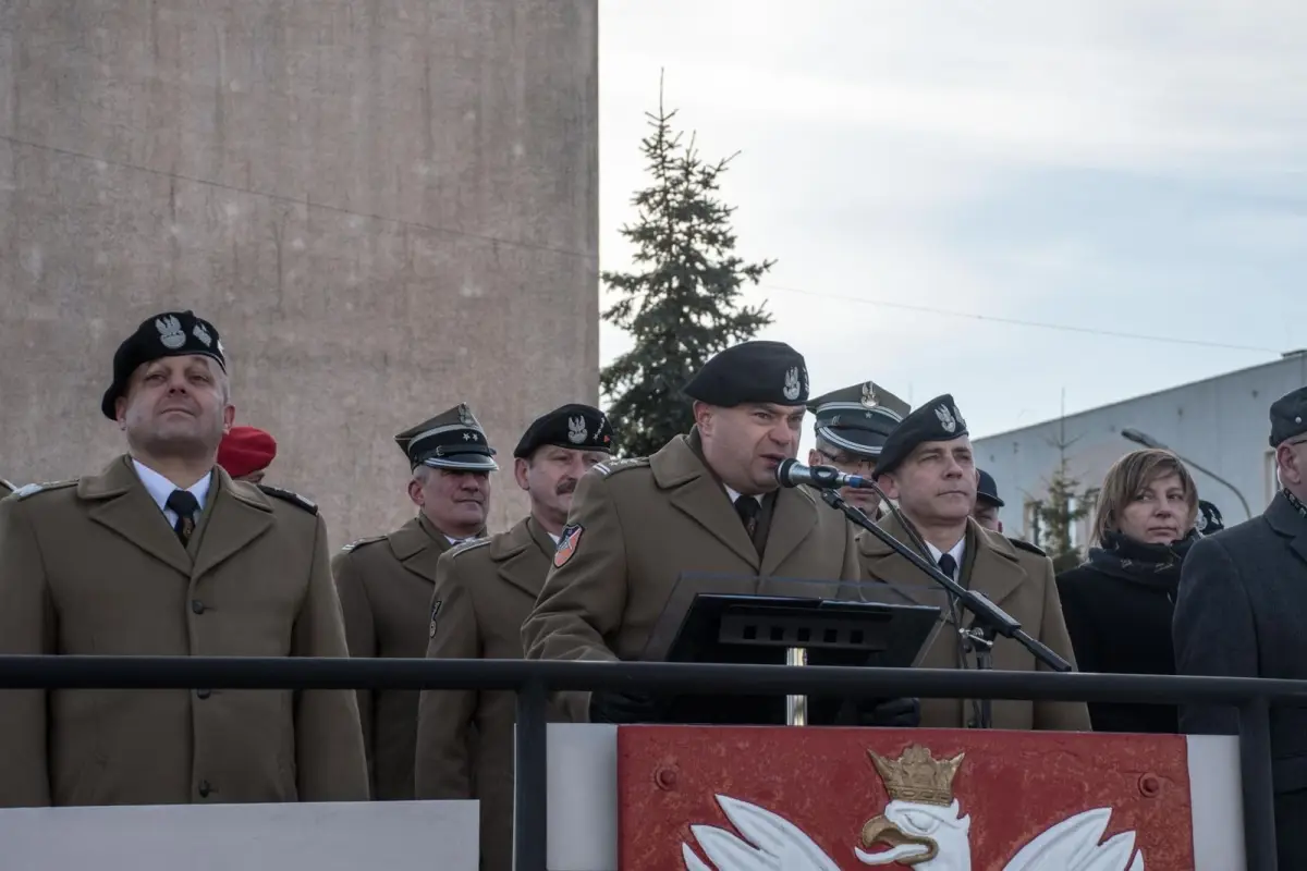 Przekazanie sztandaru w 10 Brygadzie Kawalerii Pancernej w Świętoszowie