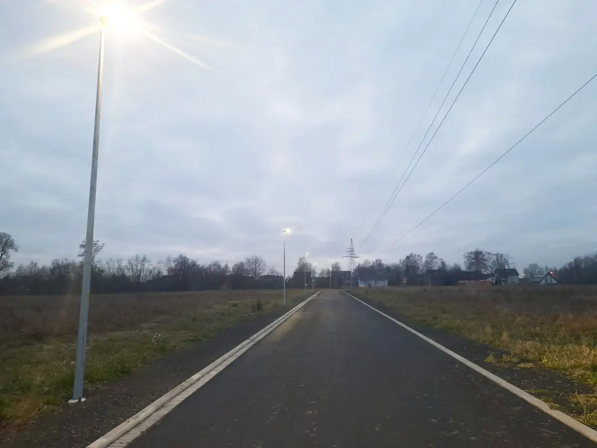Świecące się latarnie w rejonie ulicy Ptasiej w Bolesławcu