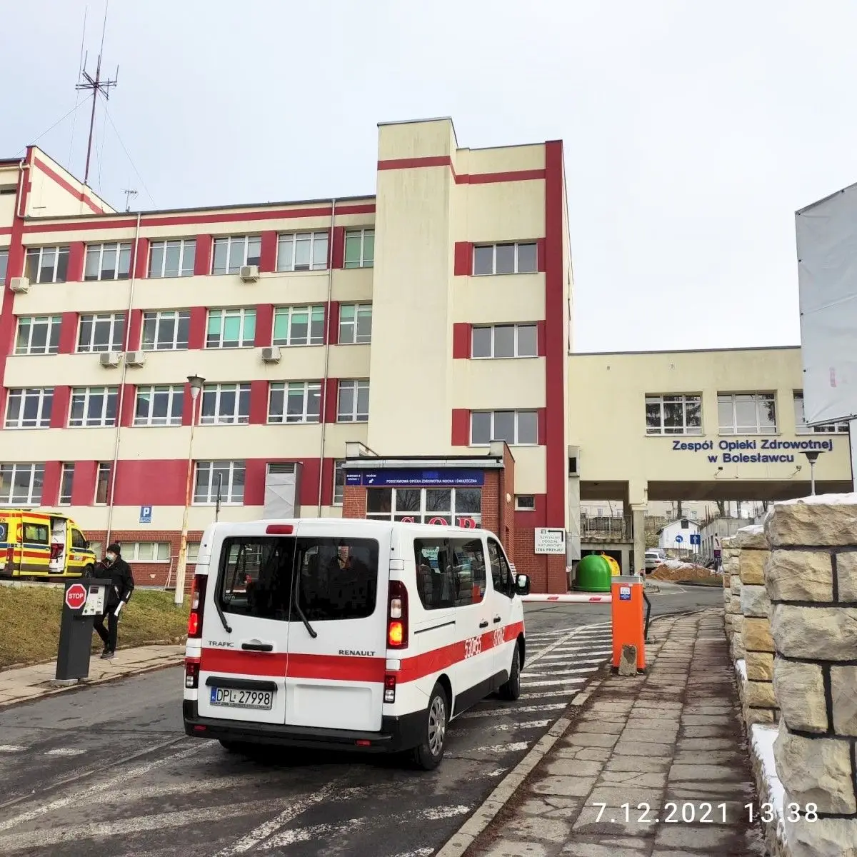 Strażacy z Polkowic dostarczyli wodę mineralną do szpitala w Bolesławcu